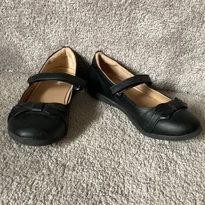 Girls flat dress shoes. Black.